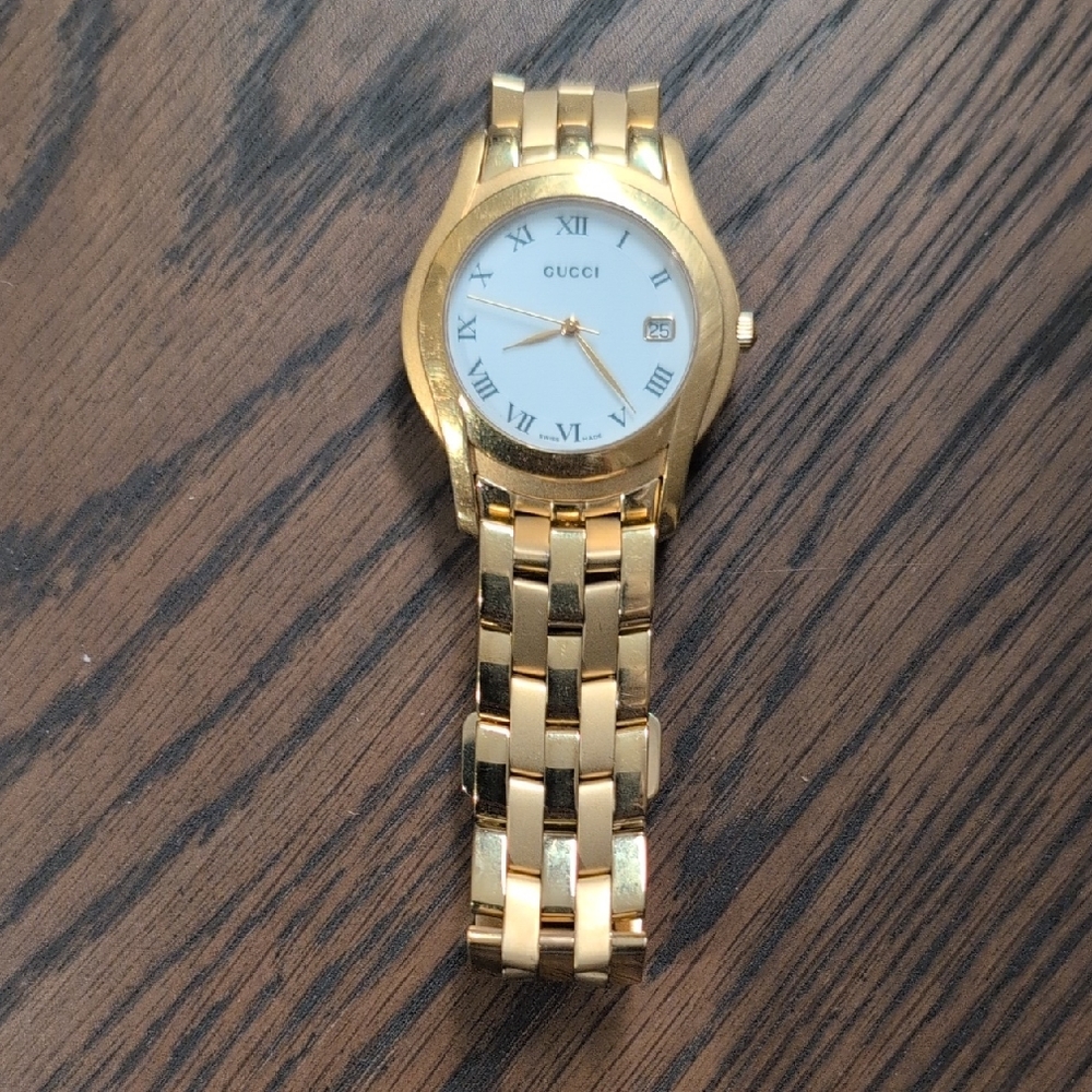 Gucci 5400M gold-plated watch with a white dial